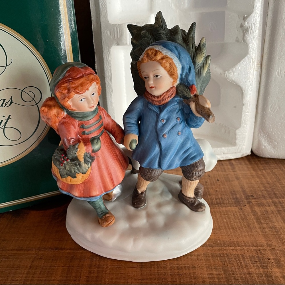 Christmas Figurine Avon Boy Girl Christmas Tree Vintage 1981 in Box